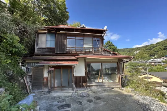 熱海市西山町・自然に溢れた温泉引込可能でレトロな中古戸建