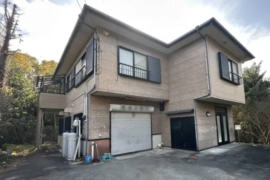 熱海市下多賀・高台に所在する緑に包まれた環境 作業場付き大型住宅
