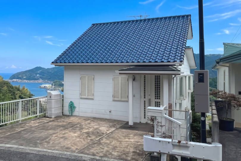 熱海市下多賀・青い瓦根と相模湾が溶け合う相模湾を一望する高台の戸建の写真(静岡県熱海市)