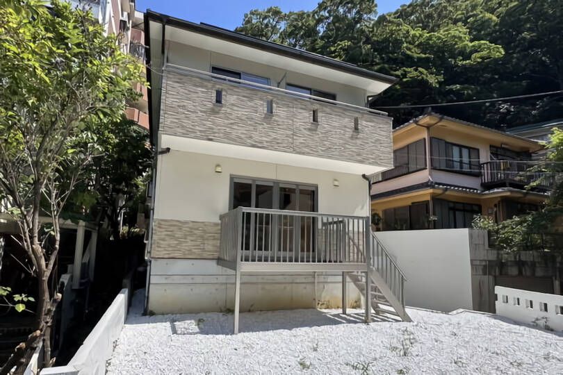 熱海市西山町・自然と調和するモダン邸宅リノベーション済庭付中古戸建の写真(静岡県熱海市)