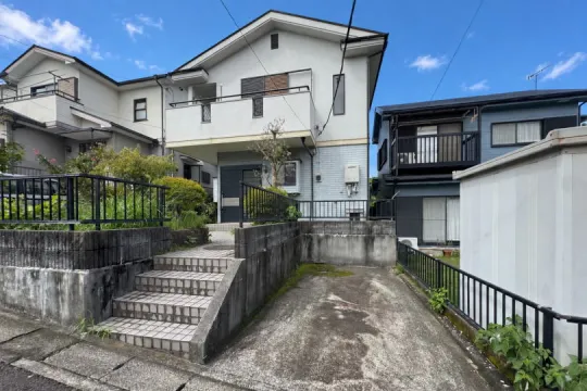 湯河原町吉浜・閑静な山手住宅地エリア所在 南東向き 全居室2面採光の中古戸建