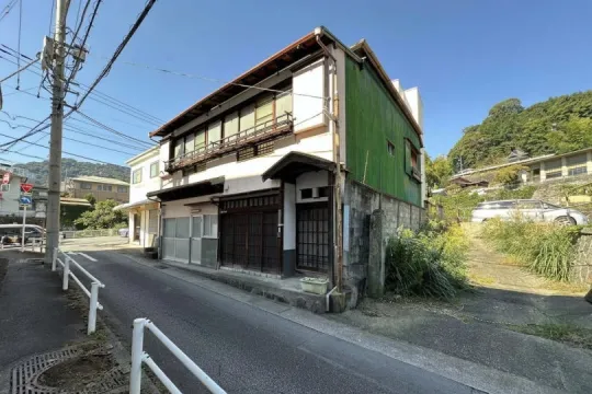 熱海市上宿町・約29坪 観光地の賑わいと静穏な暮らしが調和する熱海中心部の売地(古家付き)